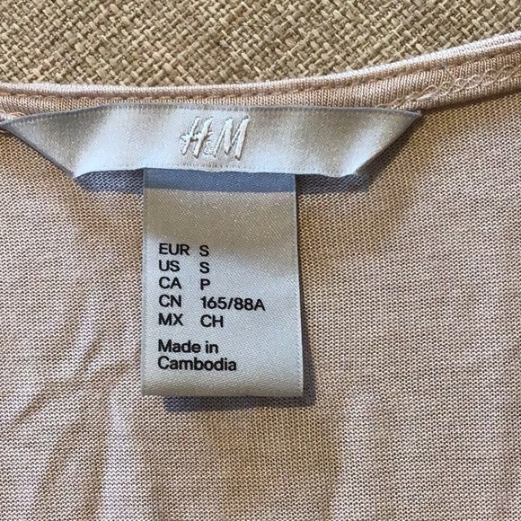 Pretty ruffle top. Size small. - Picture 2 of 4